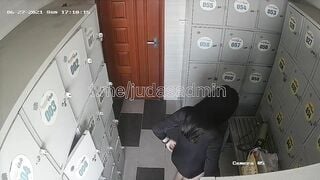 Hack cam phòng thay đồ bể bơi 1