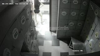 Hack cam phòng thay đồ bể bơi 2