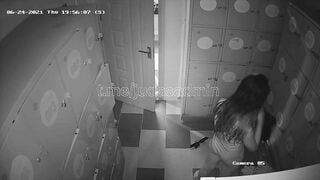 Hack cam phòng thay đồ bể bơi 2