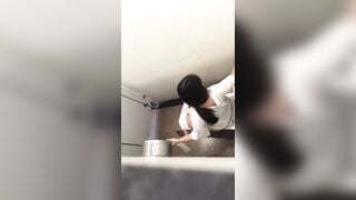 Quay lén em học sinh đi đái 3
