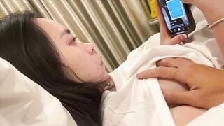 Quay lén sờ vú vợ mải xem tiktok