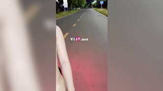 Em nghiện phô dâm cởi đồ khỏa thân chở anh đi dạo buổi tối 2