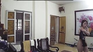 Em gái vú to thích thả rông ở nhà