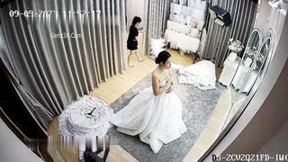 Clip Hot Cô Dâu Thay Váy Cưới Bị Quay Lén