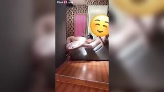 Đôi học sinh ở phòng thay đồ djt nhau còn quya video bị chủ quán đuổi