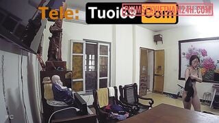 Hack cam em gái vú to thả rông ở trong nhà