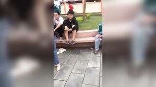 Mấy bé học sinh cấp 2 đánh nhau lột quần lột áo lộ lồn non ngay trước cổng trường p1