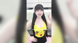 Em huyền vú bự em vào bếp