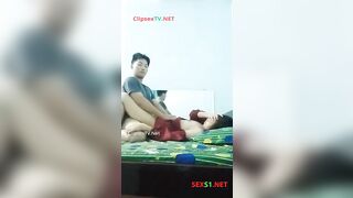 Lén qua phòng đụ con bạn thân ko mặc quần lộ lông lồn sướng vl ra