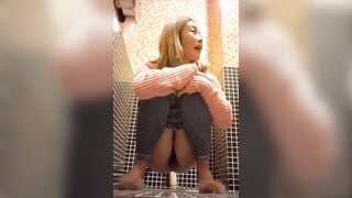 Em WC mà còn được nun hít