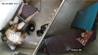 Quay lén Massage, Bị a khách tụt quần sờ lồn nên bú cu đjt khách luôn