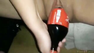 Súc vật, Bắt e ny nhét chai coca vào lồn rồi ms djt tung bướm
