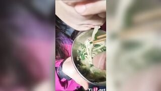 Ăn mì còn chấm cu vào xong mút