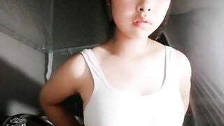 Em học sinh khoe ngực tự sướng
