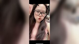Bắn tinh lên ảnh em họ