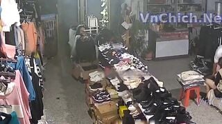 Hack Camera Shop quần áo phát hiện anh chủ tiệm địt em nhân viên bán hàng 2