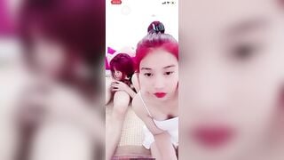2 em gái xinh tóc đỏ  vừa live vừa bú cu