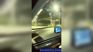 Em gái xinh làm chuyện ấy trên xe ôtô