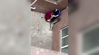 Hai em học sinh vào ngõ hú hí bị quay lén