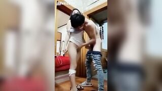 Đg thủ dâm bị thg bạn phát hiện nên tụt quần thg bạn ra djt luôn