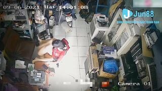 Quya lén 2 vợ chồng djt nhau luôn trong cửa hàng bị phát hiện