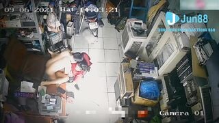Quya lén 2 vợ chồng djt nhau luôn trong cửa hàng bị phát hiện