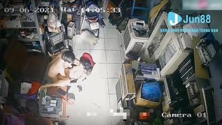 Quya lén 2 vợ chồng djt nhau luôn trong cửa hàng bị phát hiện