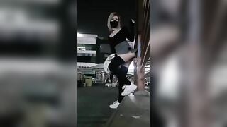 Thủ dâm giữa đường mặc kệ người lạ