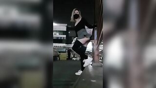 Thủ dâm giữa đường mặc kệ người lạ