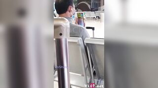 Trong lúc chờ máy bay bác trai video call về xem bác gái show bưởi 2