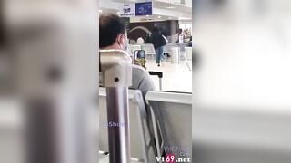 Trong lúc chờ máy bay bác trai video call về xem bác gái show bưởi 2
