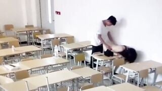 Cặp đôi quan hệ tình dục trong lớp học và phát hiện camera giám sát