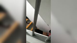 Quay lén công nhân địt nhau trong cầu thang đang nứng thì bị phát hiện