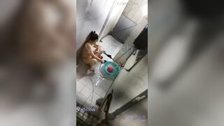 Quay lén e hàng xóm đi tắm thủ dâm bằng vòi nước lên đỉnh rên rjr