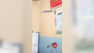 Hết học sinh h đến cô giáo tiểu học thủ dâm luôn trong lớp