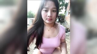 Chubby vú to ra lề đường khoe hàng gạ khách