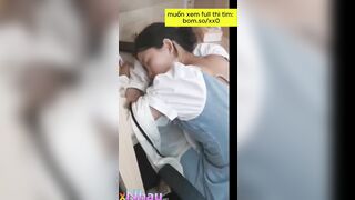 Em học sinh ngủ gục trên bạn bị thầy giáo lén bóp vú 2
