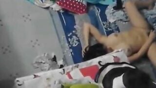 Quay Lén Chị Gái Thủ Dâm