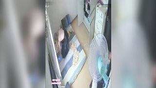 đè con bạn thân ra đụ quên mất nhà có camera bị ông bố phát hiện