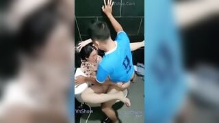 Độc lạ, E học sinh đá bóng xem đè luôn Cô giáo ra djt khi đi đái