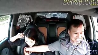 Tài xế vuằ chạy xe vừa bóp vú e gái sờ lồn móc bắn đầy nước