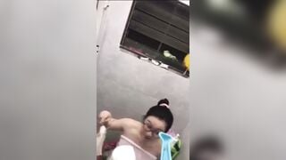 Quay lén em sinh viên vú to tắm