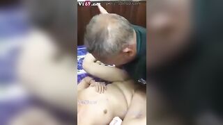 Cụ ông được thằng cháu dắt đi đá phò, nhìn ông địt lực đ chịu được