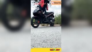 Độc lạ, Chở cô giáo ra giữa đường lút cán djt nhau đái ra đường