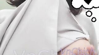 Em gái vạch lồn ra móc ngay trong lớp, bóp vú ra cả sữa xong bôi lên người bạn