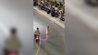 Em gái thất tình khỏa thân đi ra đường cho các anh zai ngắm
