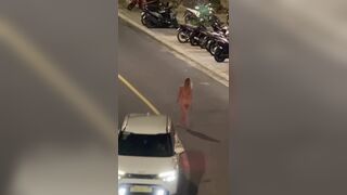 Em gái thất tình khỏa thân đi ra đường cho các anh zai ngắm