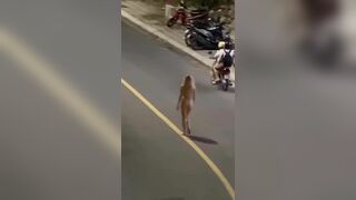 Em gái thất tình khỏa thân đi ra đường cho các anh zai ngắm