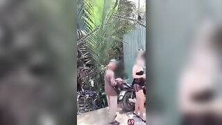 Phải bóp vú em mới mua vé số chó anh cơ =)) anh bán vé số bất lực cmnl