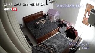 2 vợ chồng đang địt nhau mà đứa con cứ phá làm bố bắn tinh tứ lung tung phải đi dọn